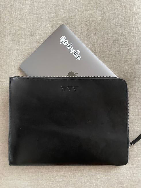 Lisen Laptop Case in Veg. Tanned Leather - Black